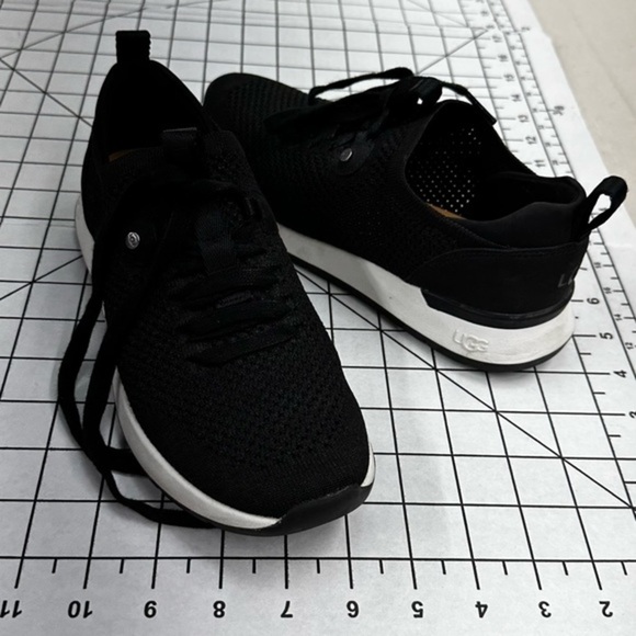 Ugg Australia sz 6.5 sneaker shoes - Picture 2 of 7